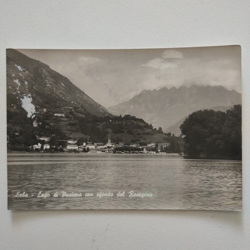Lago pusiano con sfondo del - pusiano,